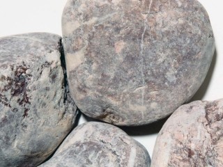 La gamma delle pietre, ciottoli e sassi da giardino
